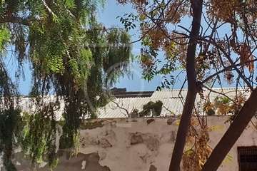 Bomberos de Telde retiran de una nave abandonada planchas desprendidas del techo (Foto TA)